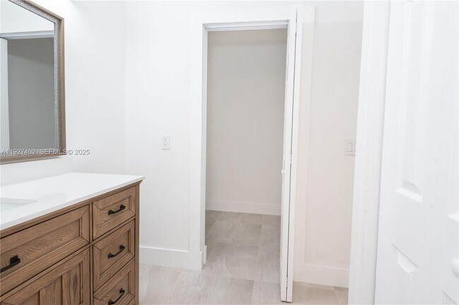 Building Photo - 16461 Blatt Blvd