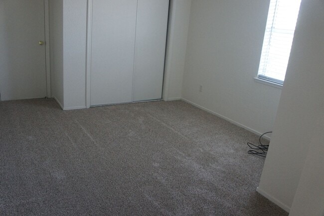 Building Photo - Lots of room