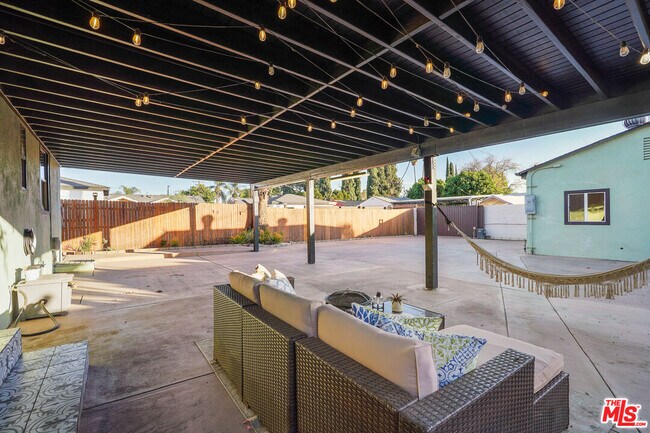 Building Photo - 14828 Saticoy St