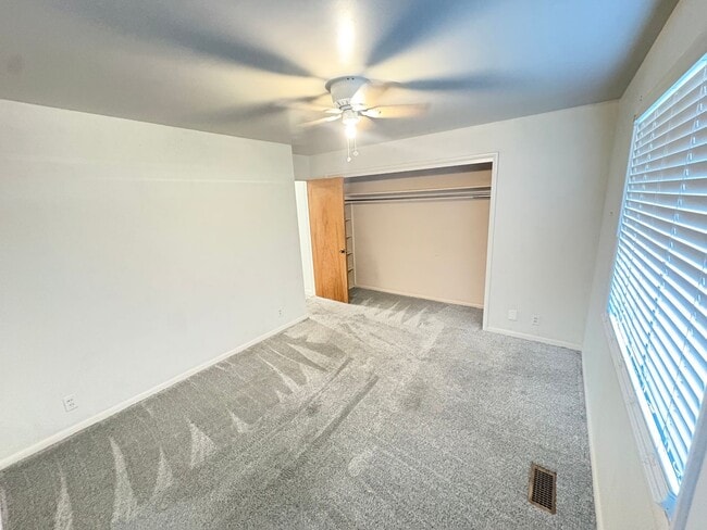 Building Photo - 437 Circleway Dr