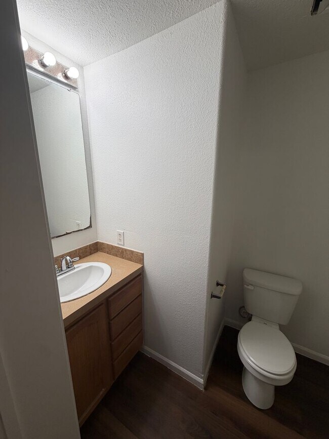Building Photo - 777 Hilltop Dr