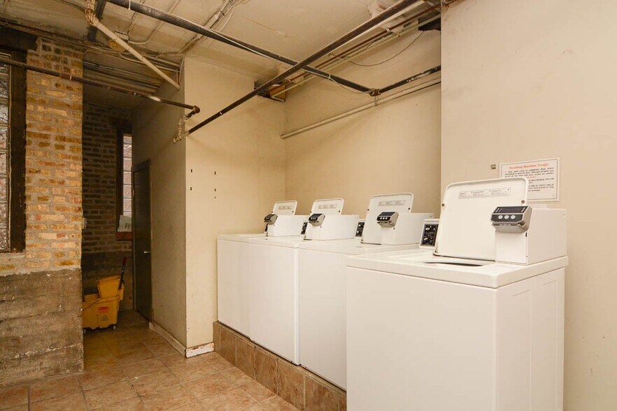 Building Photo - 551.5 W Surf St