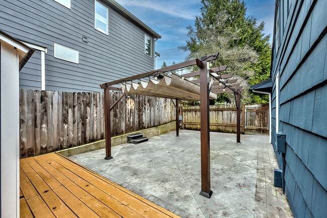 Building Photo - Edmonds Three Bedroom