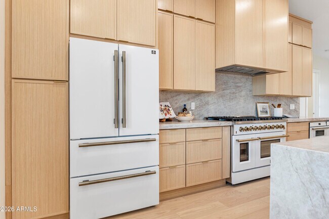 Building Photo - 5540 E Dahlia Dr
