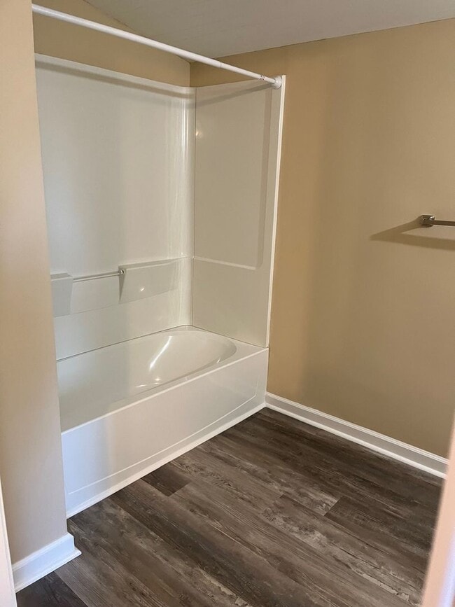 Building Photo - 3 Bedroom | 2 Bath | 1,098 Sq Ft | Updated Interior