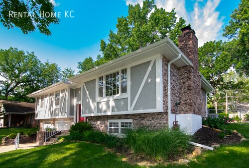 Building Photo - Beautifully updated split level with Finis...