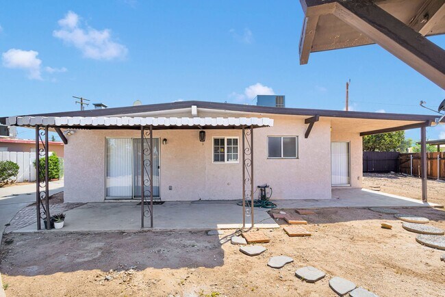 Building Photo - ADORABLE 1 BEDROOM 1 BATH IN HESPERIA