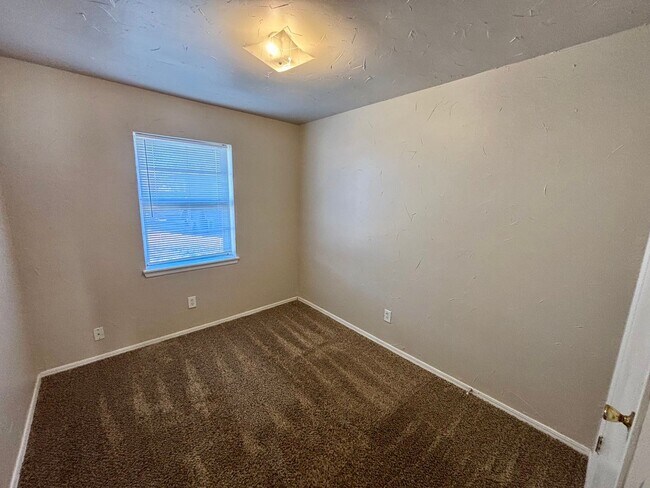 Building Photo - Three Bedroom Home in Tuttle! NEW PHOTOS C...