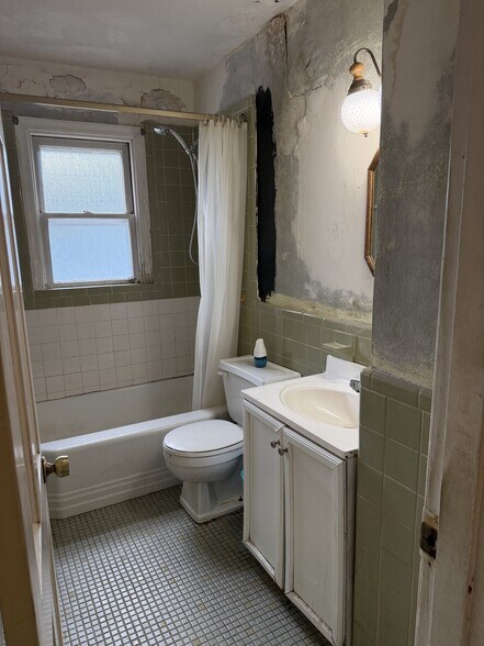 Building Photo - 2072 Coleridge Dr