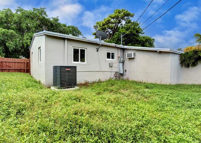 Building Photo - 1415 NE 25th St