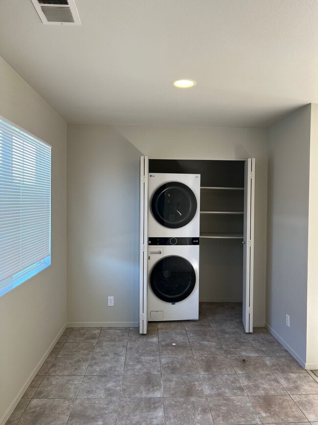 Building Photo - Two Bedroom Townhouse Style Apartment with Garage - Northwest Santa Rosa