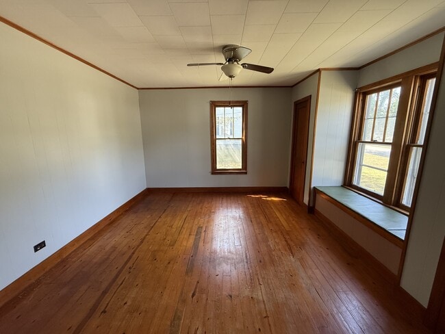 Building Photo - 347 S Cedar St
