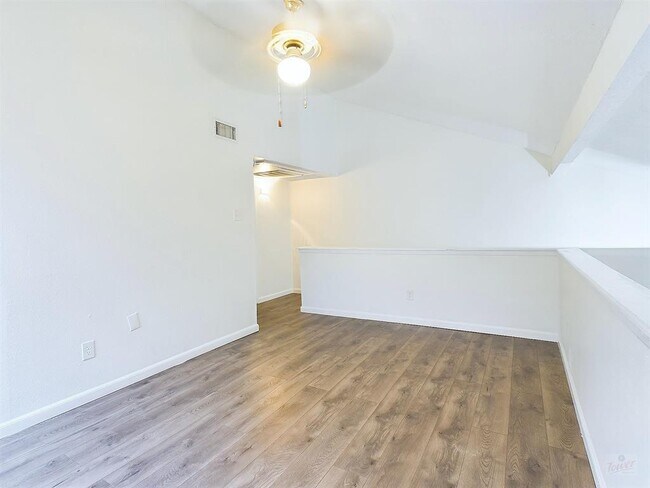 Building Photo - 2124 Burton Dr