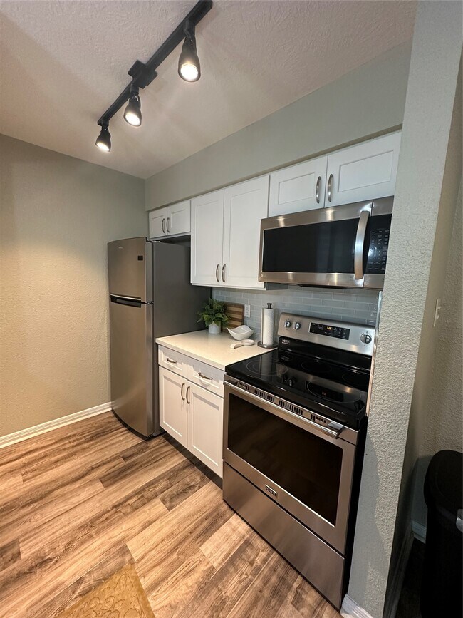 Building Photo - 250 El Dorado Blvd