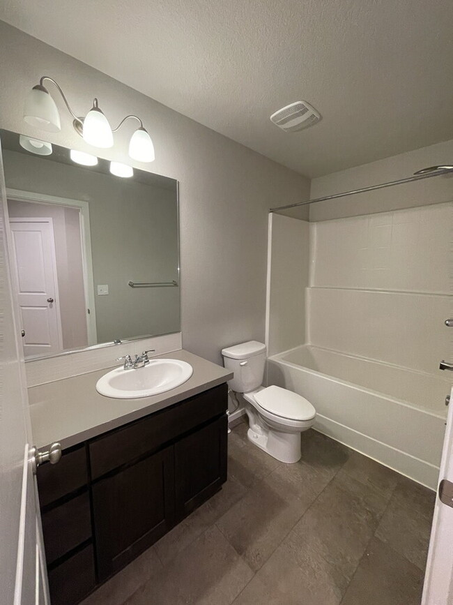 Building Photo - 3 Bedroom / 2.5 Bathroom Townhome - Near Bethany & PCC