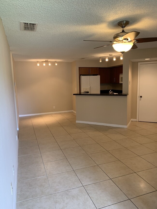 Building Photo - 3370 Pinewalk Dr N