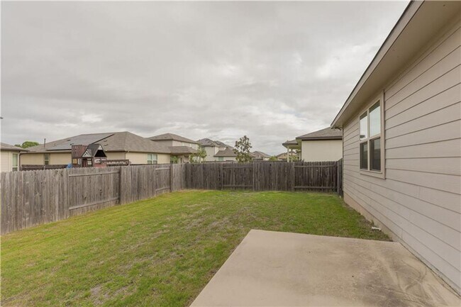 Building Photo - Lovely and Cozy 3/BR and 2/BA Home in Roun...