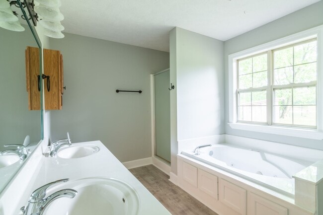 Building Photo - 3 Bed, 2 Bath, 2350sqft, 5.86acres