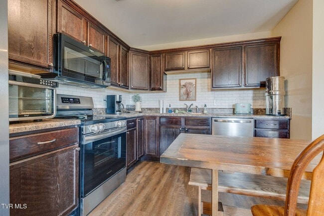 Building Photo - For Rent — Modern Duplex Near Historic Jon...