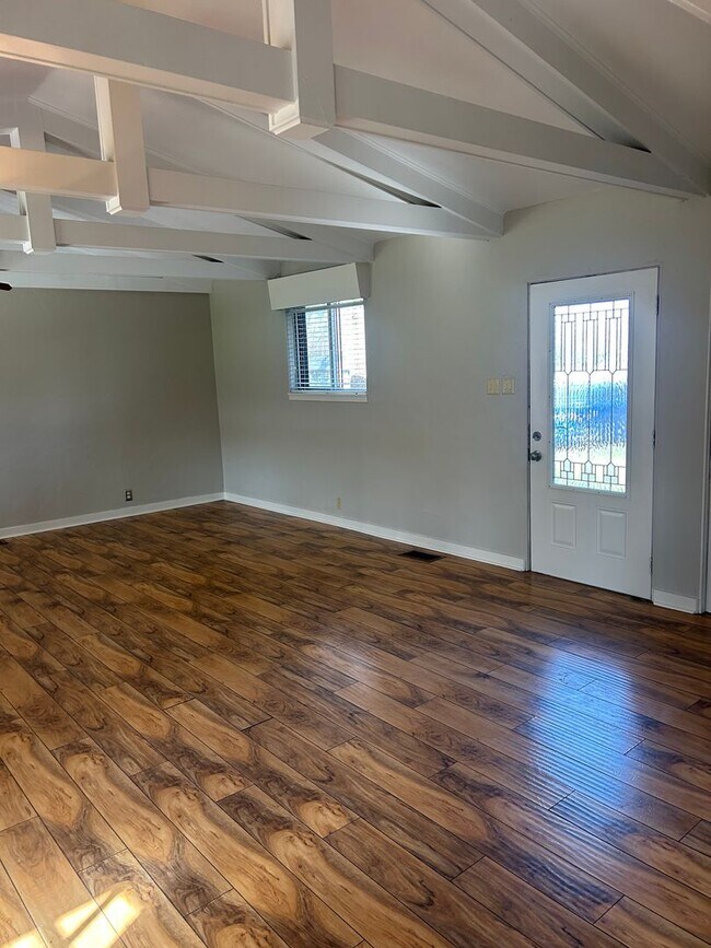 Building Photo - Contact Peggy 501 676 1758