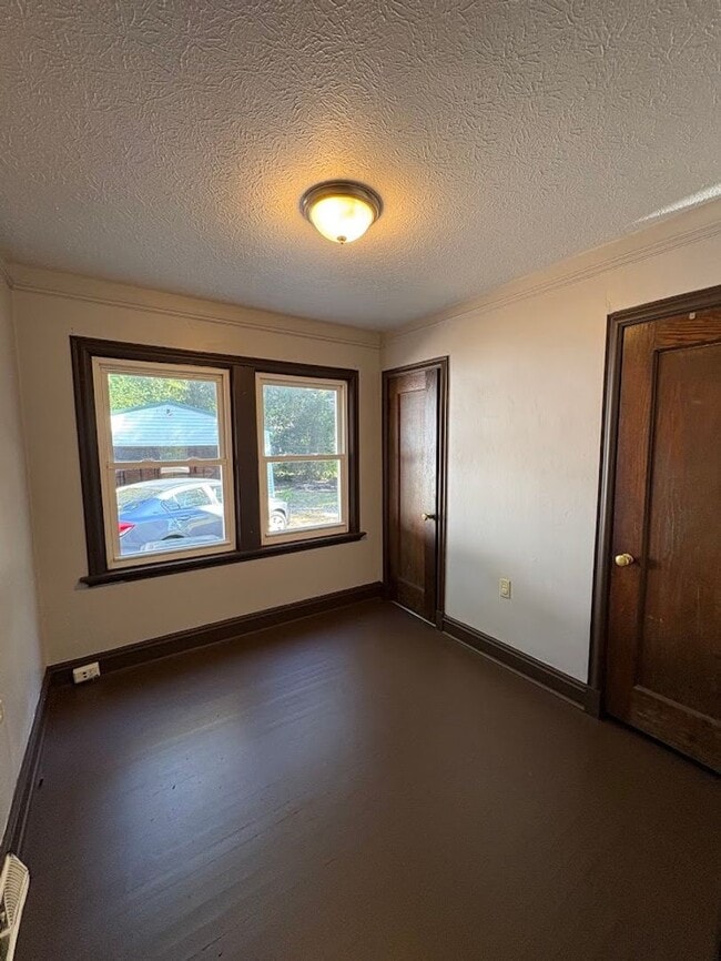 Building Photo - Three bedroom two bathroom home for rent