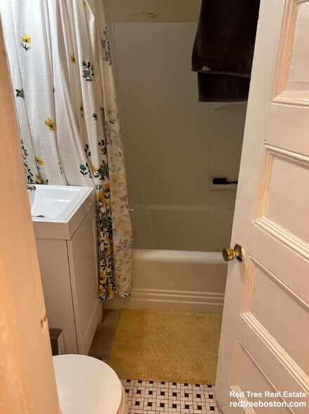 Building Photo - 583 Beacon St