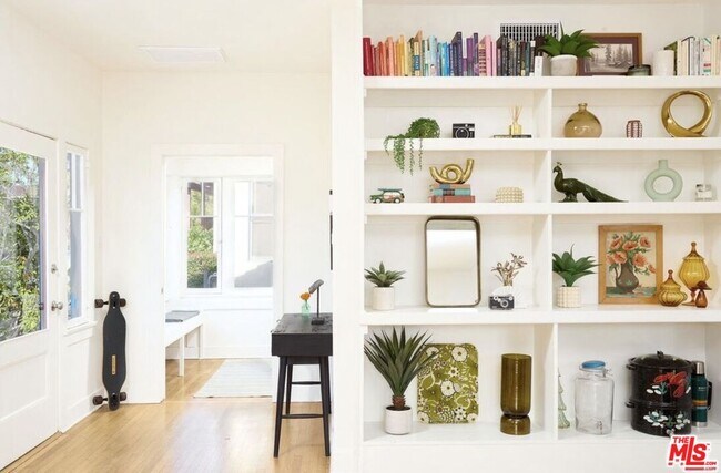 Building Photo - 818 Palms Blvd