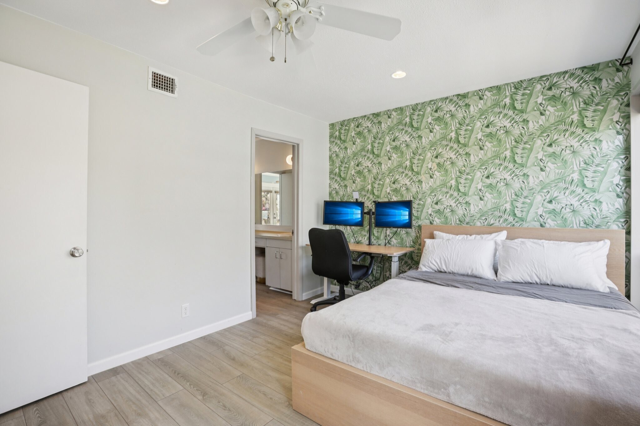 Building Photo - 1106 W 6th St