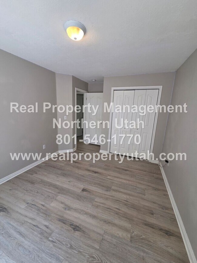 Building Photo - Updated 5 Bed 5 Bath Layton House Available!