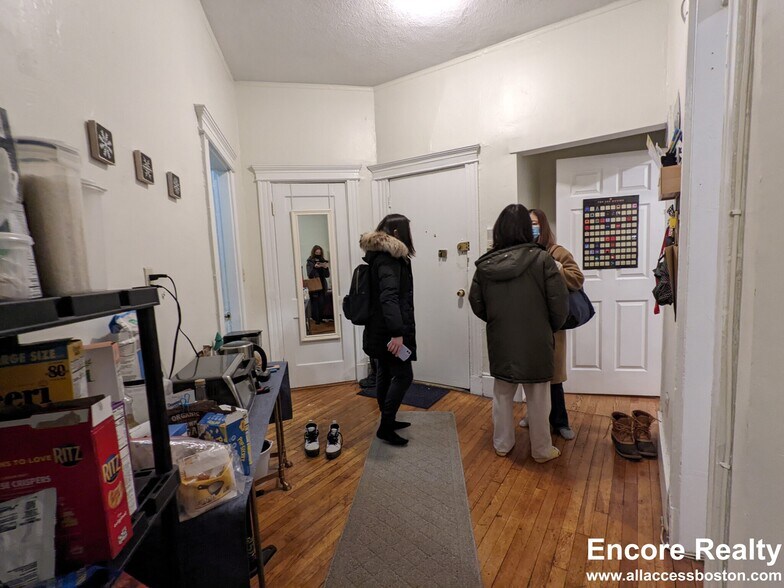 Building Photo - 204 Hemenway St