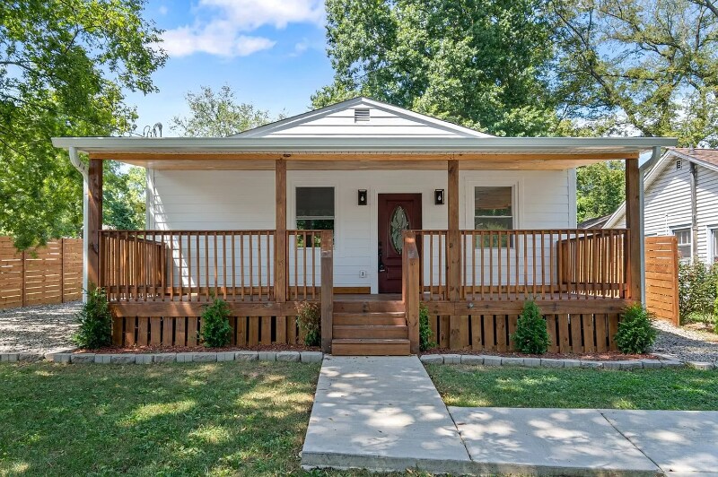 Primary Photo - 2321 Foster Ave