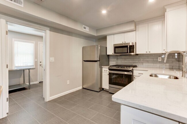 Building Photo - Trinidad Rowhome | 2 Bed | 1 Bath | 800 Sf | Large Fenced-In Front Porch & Fenced-in Backyard | 2...