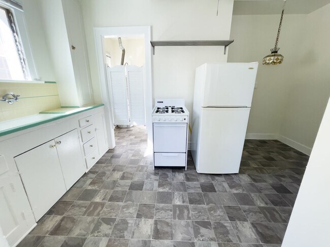 Building Photo - Bright & Inviting 1BR in the Heart of North Alhambra