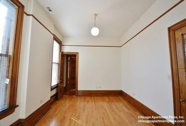 Building Photo - 2214 N Kenmore Ave