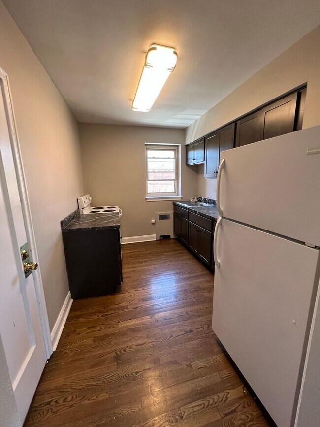 Building Photo - Modernized 1 br, heat included