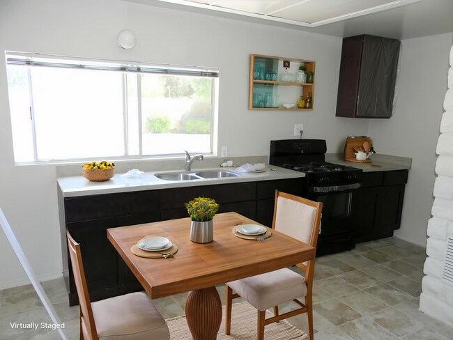 Building Photo - 1342 E Maple Ave