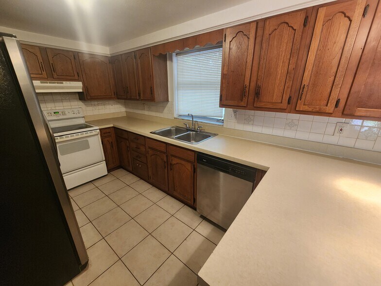 Kitchen - 7615 Tyson Dr