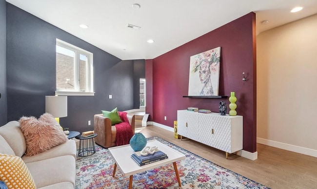 Building Photo - 2870 Tremont Pl