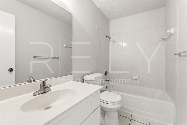 Building Photo - 409 Greenlawn Blvd