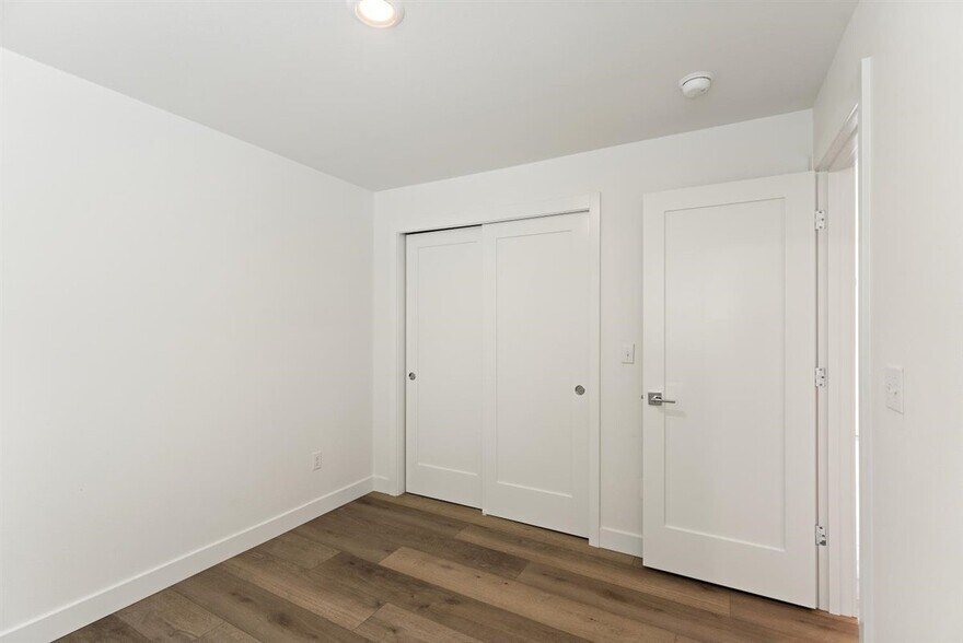 Building Photo - 5810 Roosevelt Way NE