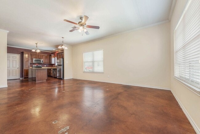 Building Photo - Available August 2026! 4 Bed, 3 Bath in Ho...