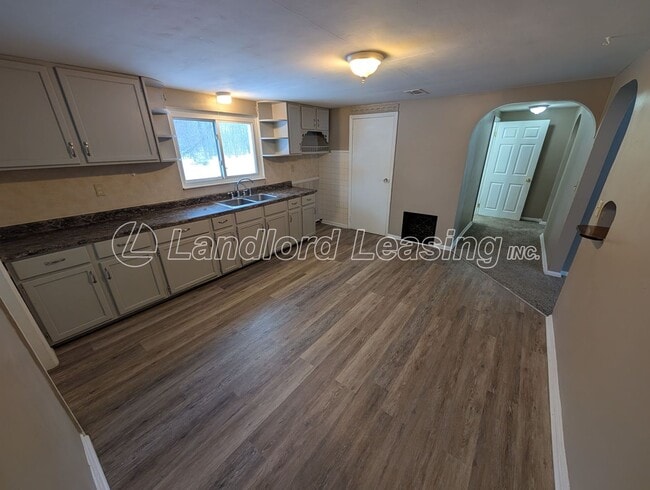 Building Photo - Charming Ranch with Fireplace, 2 Garages & Large Yard