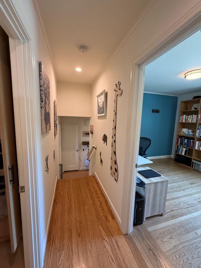 Building Photo - Spacious 5BD/2BA Home in San Carlos with S...