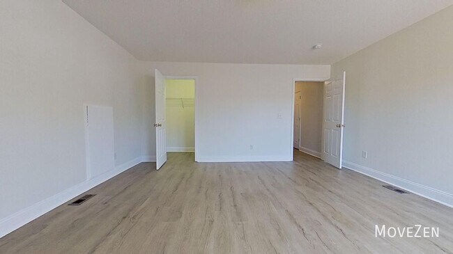 Building Photo - 4705 Pineview Dr
