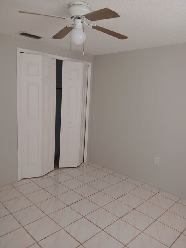 Building Photo - 2/1 Apartment in New Port Richey