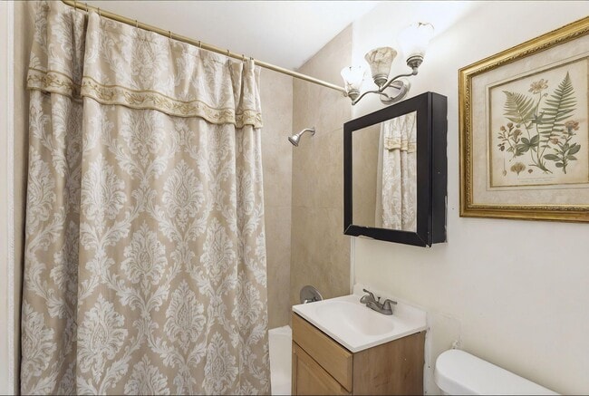 Building Photo - 520 NE 45th St