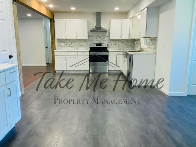 Building Photo - Charming Home in Great Location!