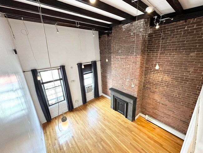 Building Photo - 167 Christopher Columbus Dr