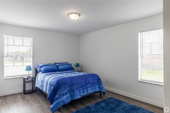 Building Photo - 2000 S Main St