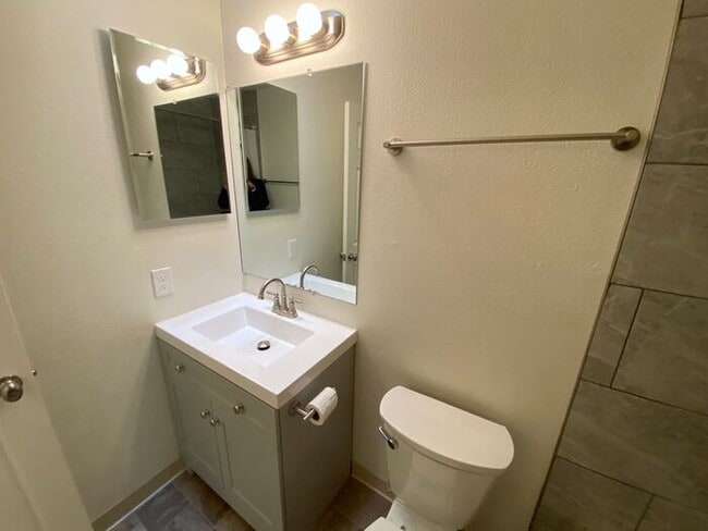 Building Photo - 2 Bedroom Townhouse - Garage/Washer-Dryer ...